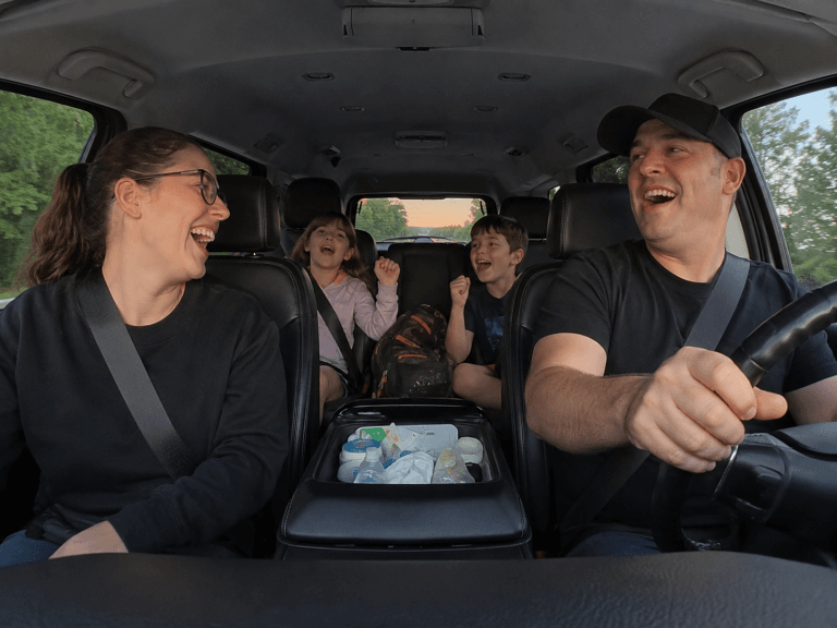 Famille en voiture, sur les routes du Québec